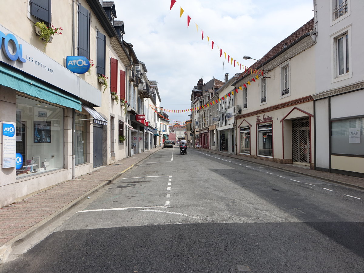 Orthez, historische Gebude in der Rue des Jacobins (27.07.2018)