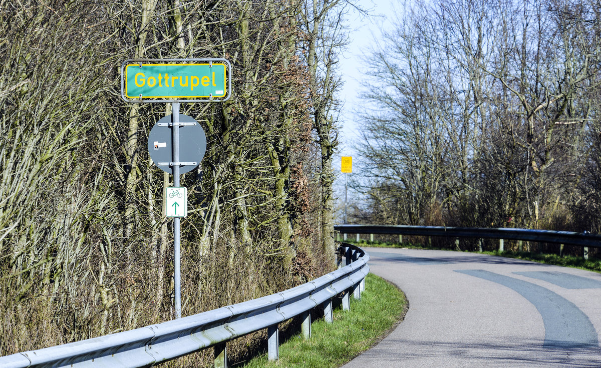 Ortsschild am Gottrupeler Weg im Dorf Gottrupel westlich von Flensburg. Am 11. Mrz 1946 wurde auf einem Hof des Dorfes Gottrupel der unter falschem Namen untergetauchte KZ-Kommandant des KZ Auschwitz Rudolf H von den Briten verhaftet und an Polen ausgeliefert. Aufnahme: 14. Mrz 2020.