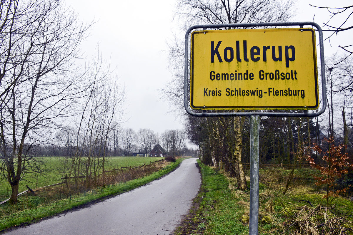 Ortsschild an der Alten Landstrae in Kollerup in Nordangeln. Im Mai 1945 hielt sich im kurzzeitig Heinrich Himmler mit seinem Gefolge in Kollerup auf. In Kollerup tauchte Heinrich Himmler ab. Der Reichsfhrer SS rasierte sich am 8. Mai den Schnuz ab und verwandelt sich in einen schlichten Feldgendarm. Mit nur noch ein paar Getreuen ging es weiter Richtung Sden nach Lneburg. Aufnahme: 18. Mrz 2020.