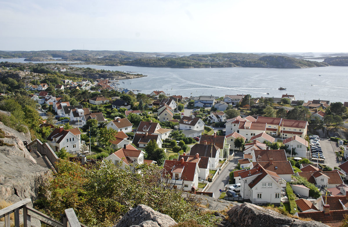 Ortsteil Oxns in Fjllbacka in Schweden - Aussicht vom Vetteberget. Im Hintergrund sieht man die Inselgruppe Hjrter. Aufnahme: 1. August 2017.