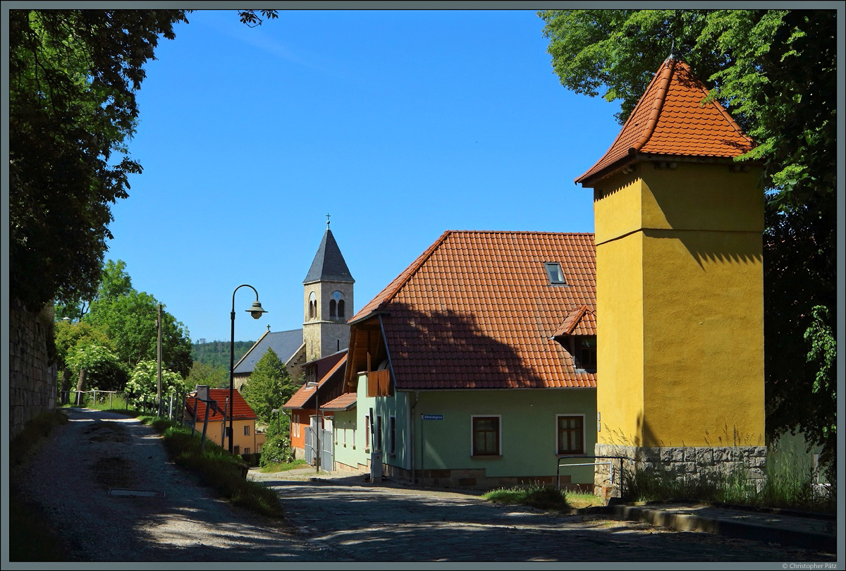 Ortszentrum von Grojena mit Trafoturm und Dorfkirche. (01.06.2020)