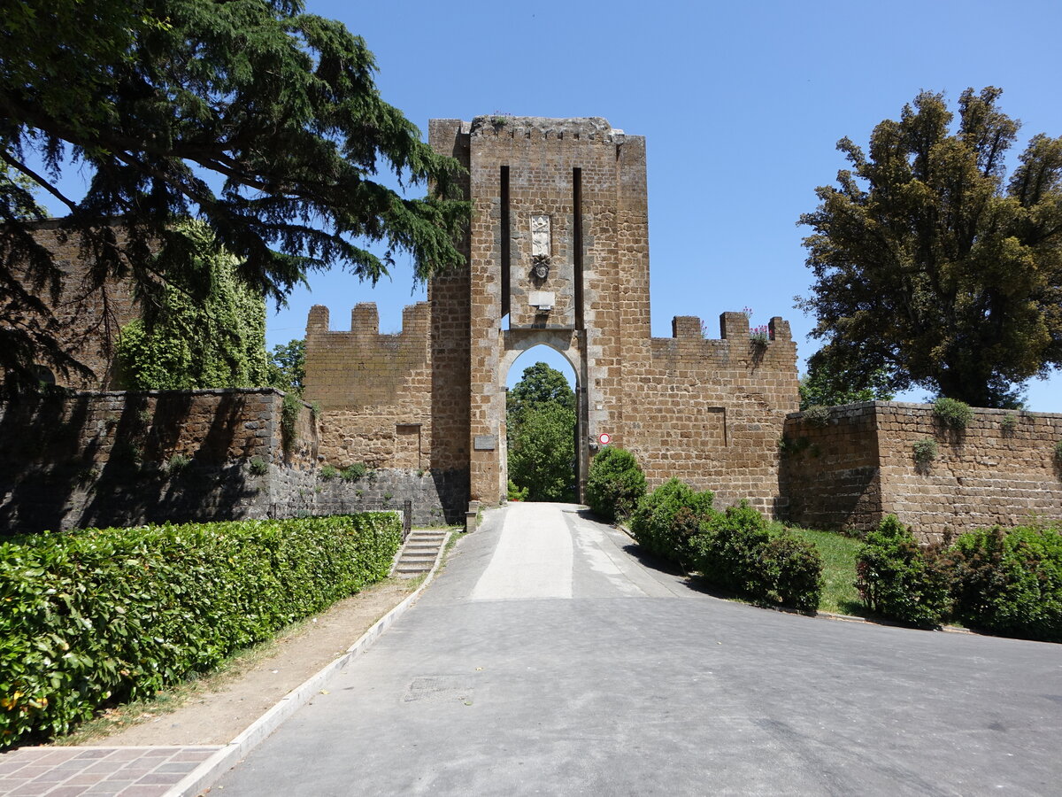 Orvieto, Tor zur Fortezza dell Arbornoz an der Piazza Cahen (21.05.2022)