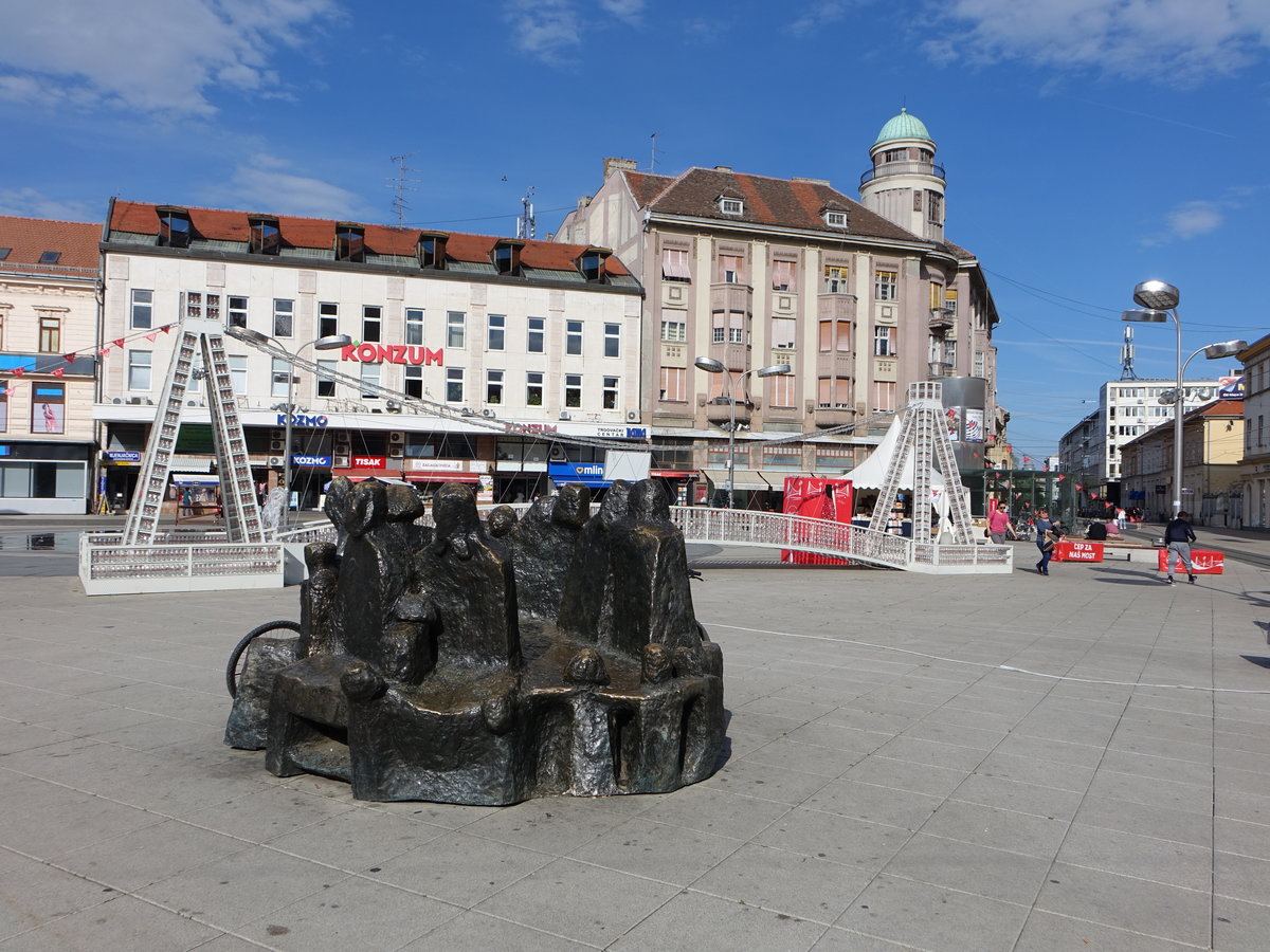 Osijek, Brunnen und Gebude am Platz Ivana Pavla II. (02.05.2017)