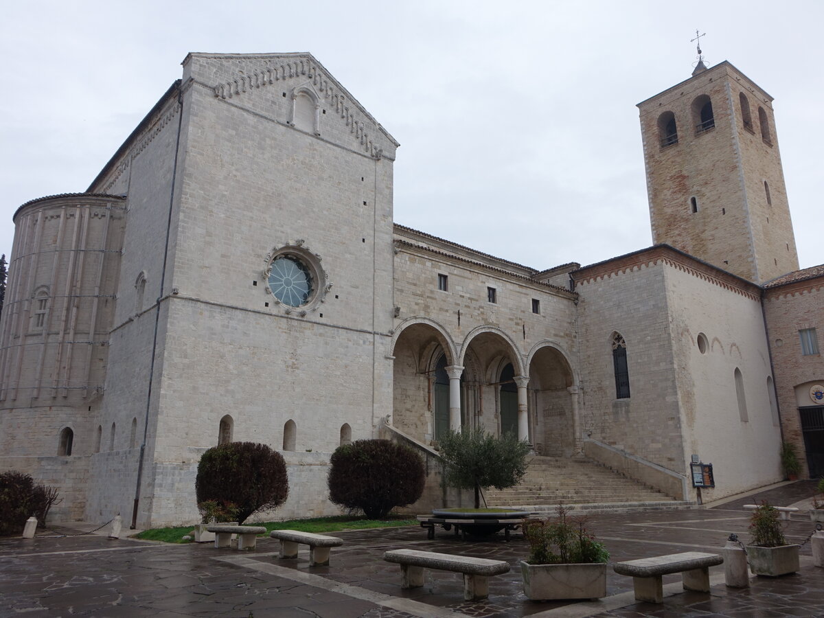 Osimo, Dom San Leopardo, erbaut im 13. Jahrhundert, Fassade erbaut im 16. Jahrhundert (31.03.2022)