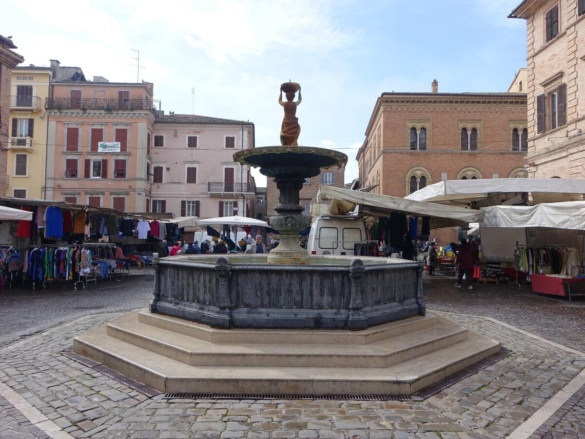Osimo, historischer Brunnen an der Piazza del Comune (31.03.2022)
