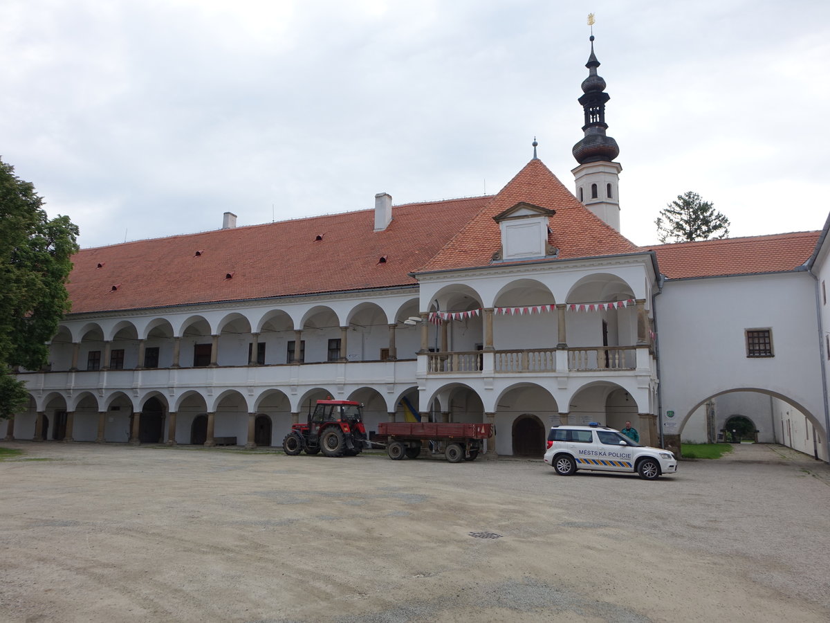 Oslavany, Schloss, Innenhof mit zweigeschossigen Arkadengngen, erbaut im 16. Jahrhundert (31.05.2019)