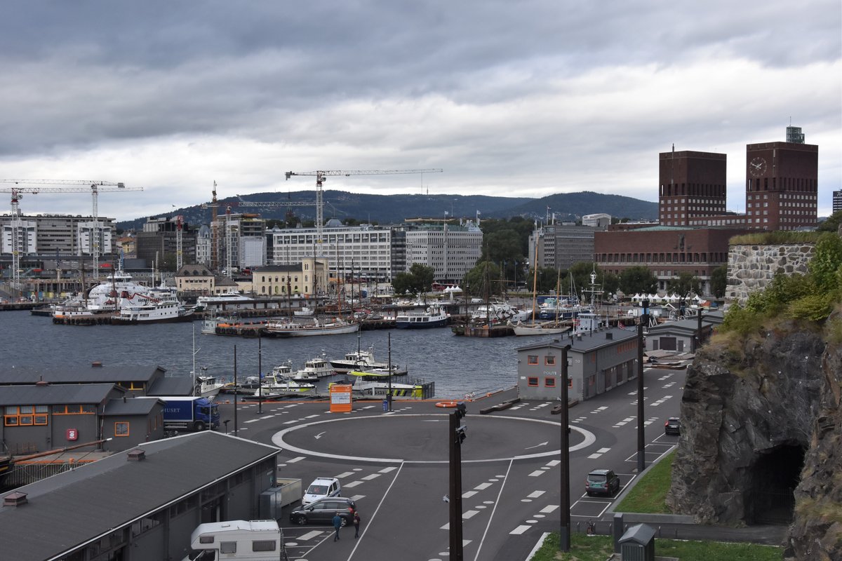 OSLO (Fylke Oslo), 06.09.2016, Blick von der Festung Akershus auf die Stadt, rechts das Rathaus