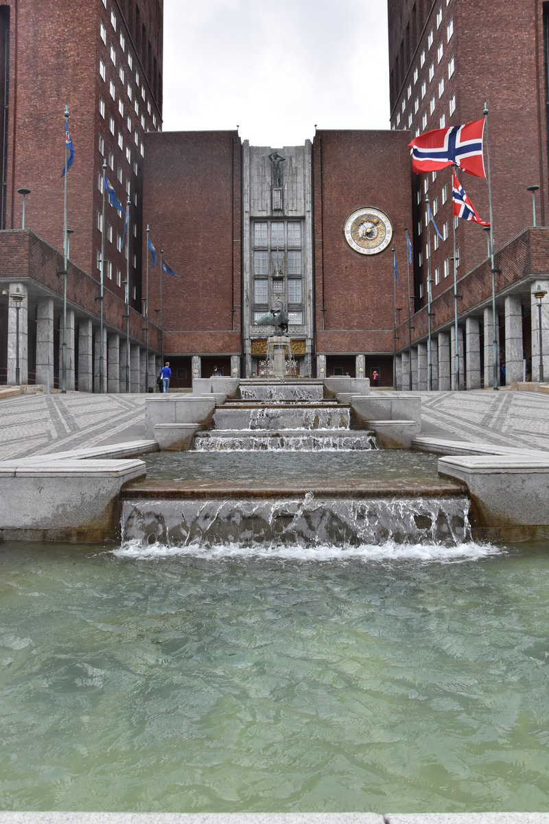 OSLO (Fylke Oslo), 06.09.2016, Blick auf den Haupteingang des Rathauses