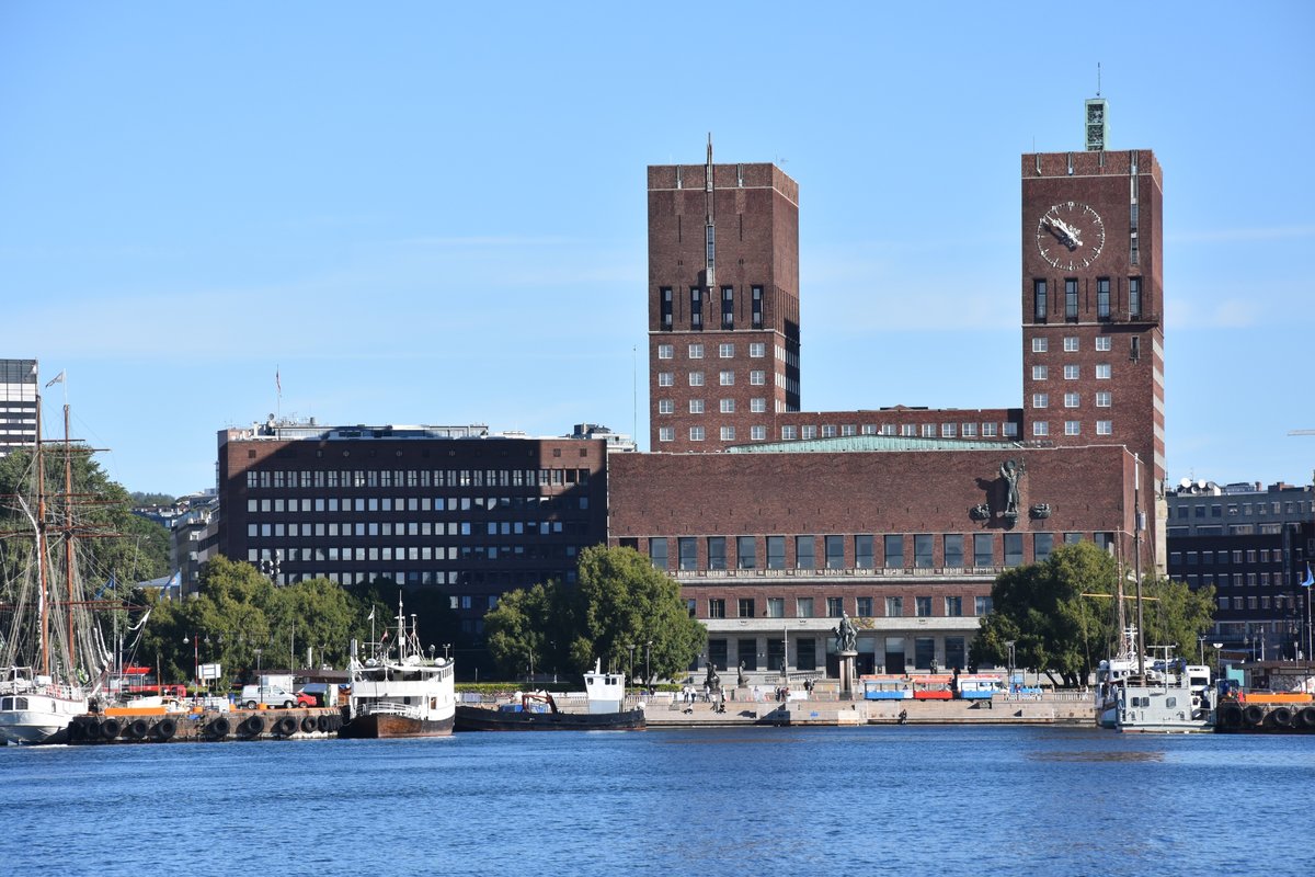 OSLO (Fylke Oslo), 08.09.2016, Blick von der Fhre auf das Rathaus