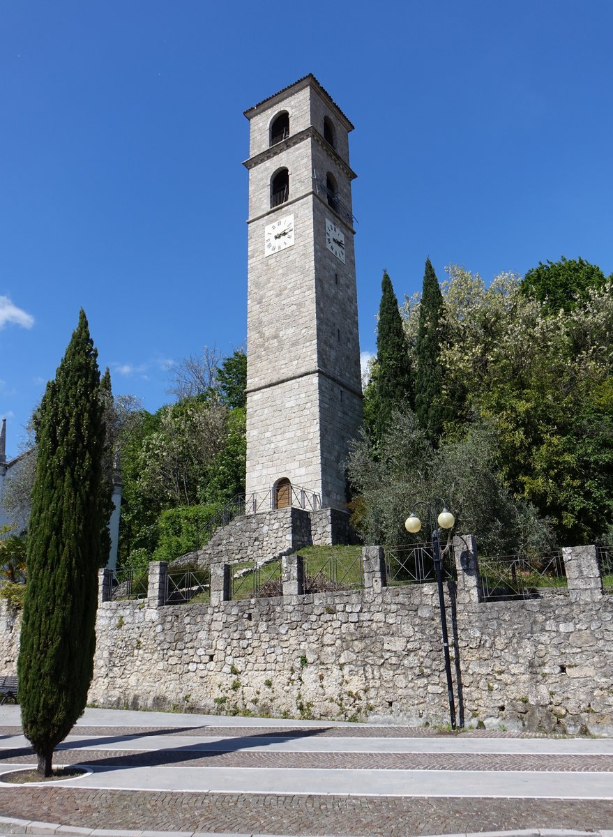 Osoppo, Kirchturm der St. Maria Kirche, erbaut im 13. Jahrhundert (05.05.2017)