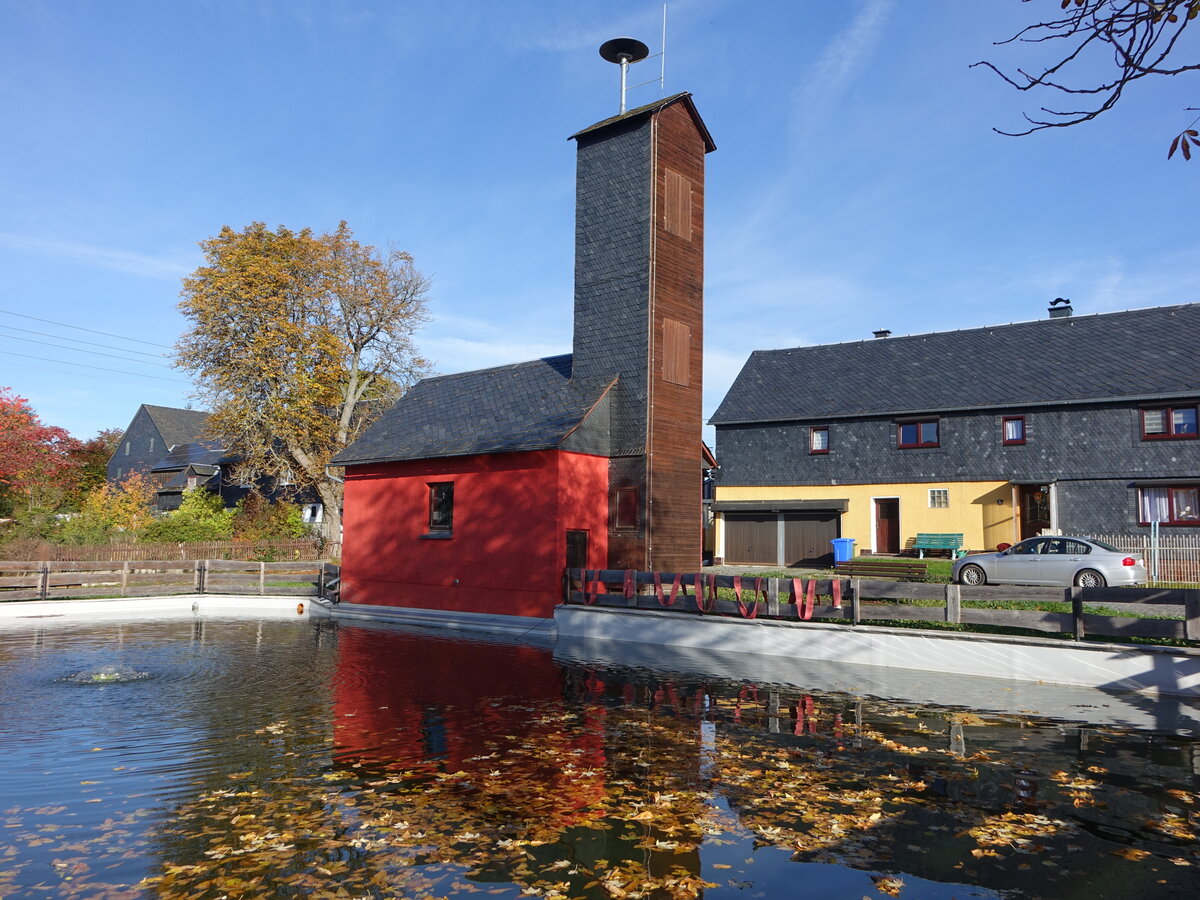 Ossla, kleines Feuerwehrgertehaus am Dorfteich (17.10.2022)