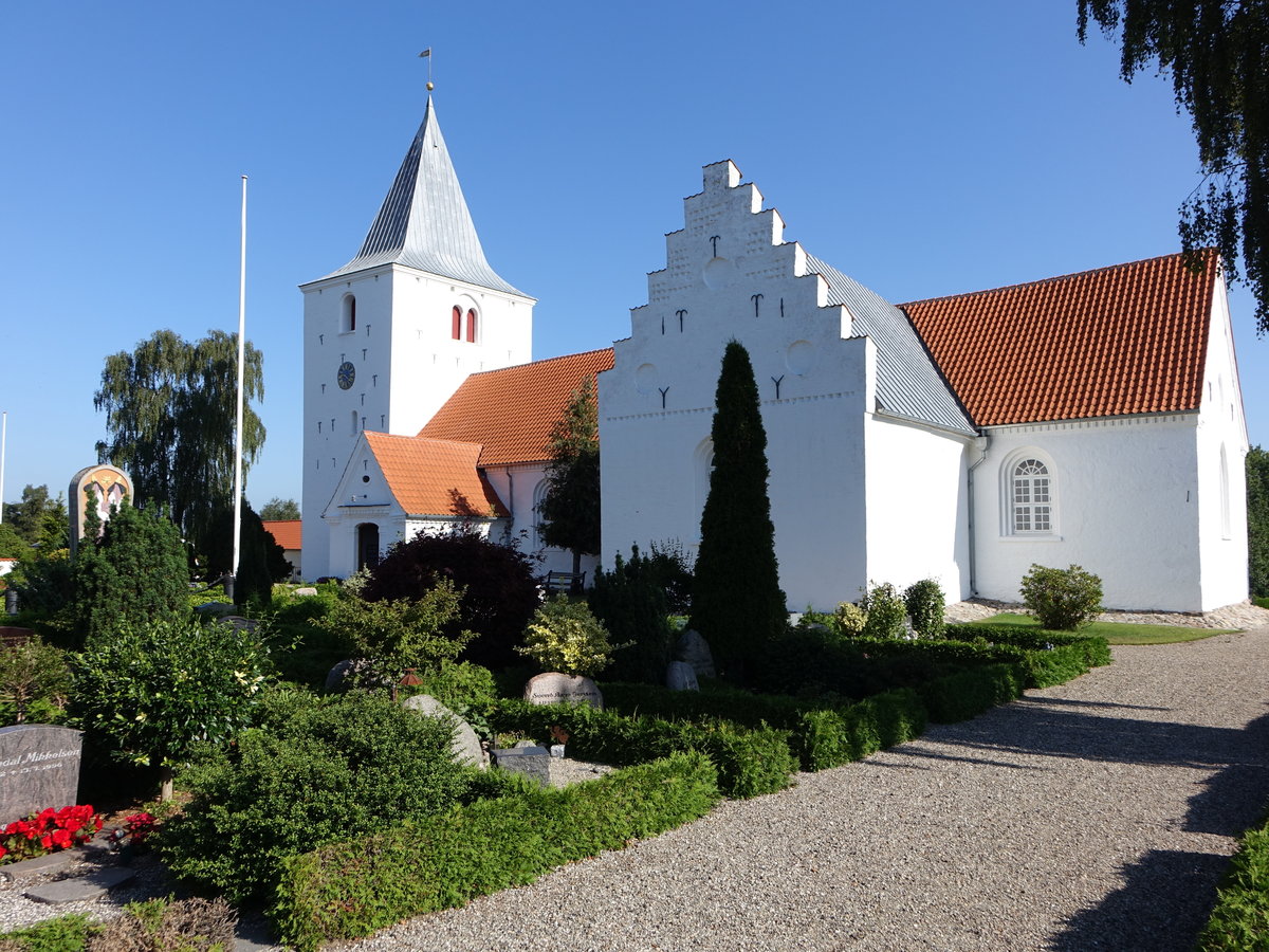 Ostbirk, romanische Ev. Kirche, erbaut im 13. Jahrhundert, sptgotische Seitenkapelle und Kirchturm (24.07.2019)