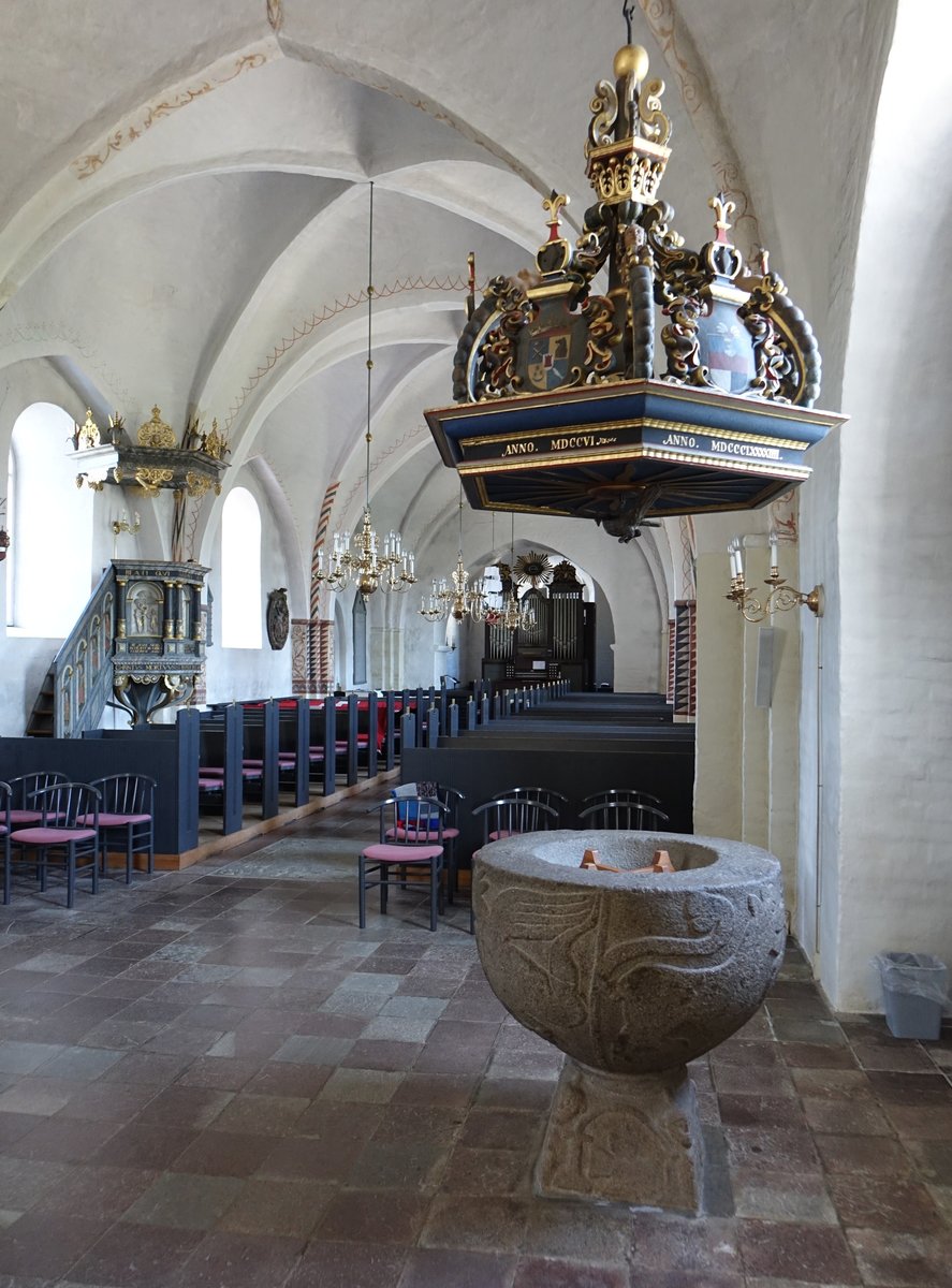 Ostbirk, Taufstein und Kanzel von 1595 in der Ev. Kirche (24.07.2019)