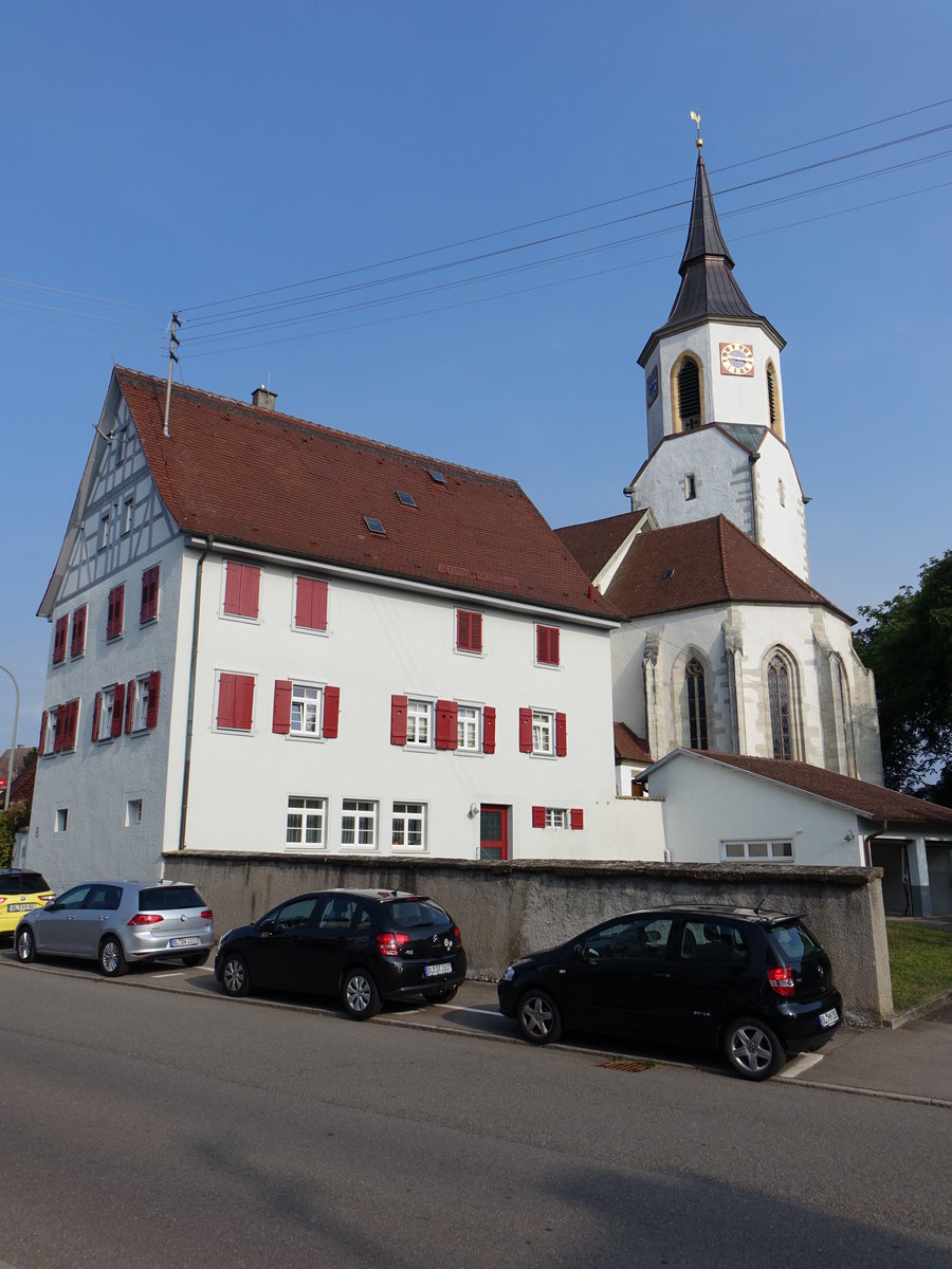 Ostdorf, Pfarrhaus und evangelische St. Medarus Kirche, gotischer Chorflankenturm aus dem 13. Jahrhundert, Langhaus erbaut 1832 durch 
Carl Christian Nieffer (19.08.2018)