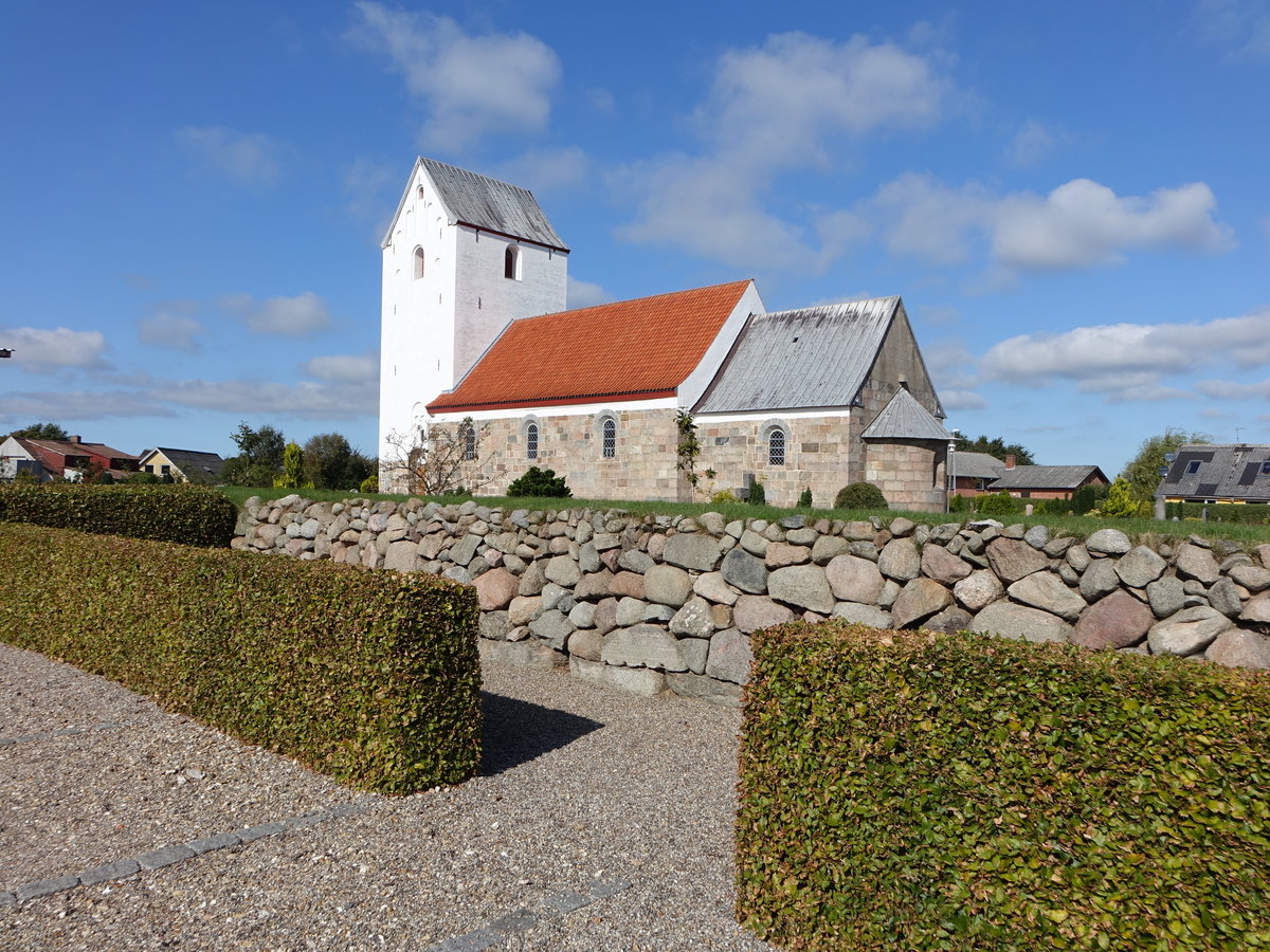 Oster Assels, romanische evangelische Dorfkirche, erbaut im 12. Jahrhundert (20.09.2020)