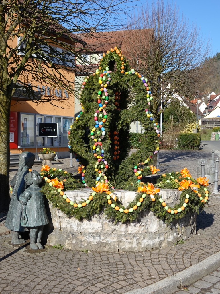 Osterbrunnen am Marktplatz von Vorra, Nrnberger Land (05.04.2015)