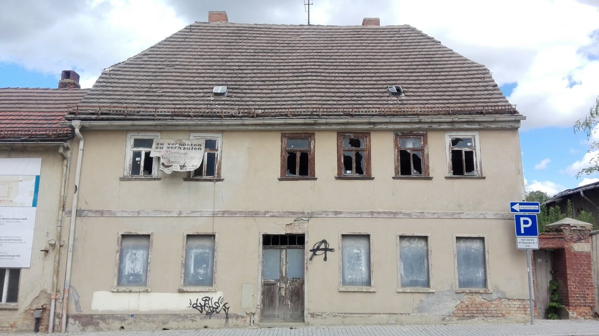 Osterfeld. Altes verlassenes Haus direkt am Markplatz/Markt neben dem Rathaus. Foto vom 01.05.2020.