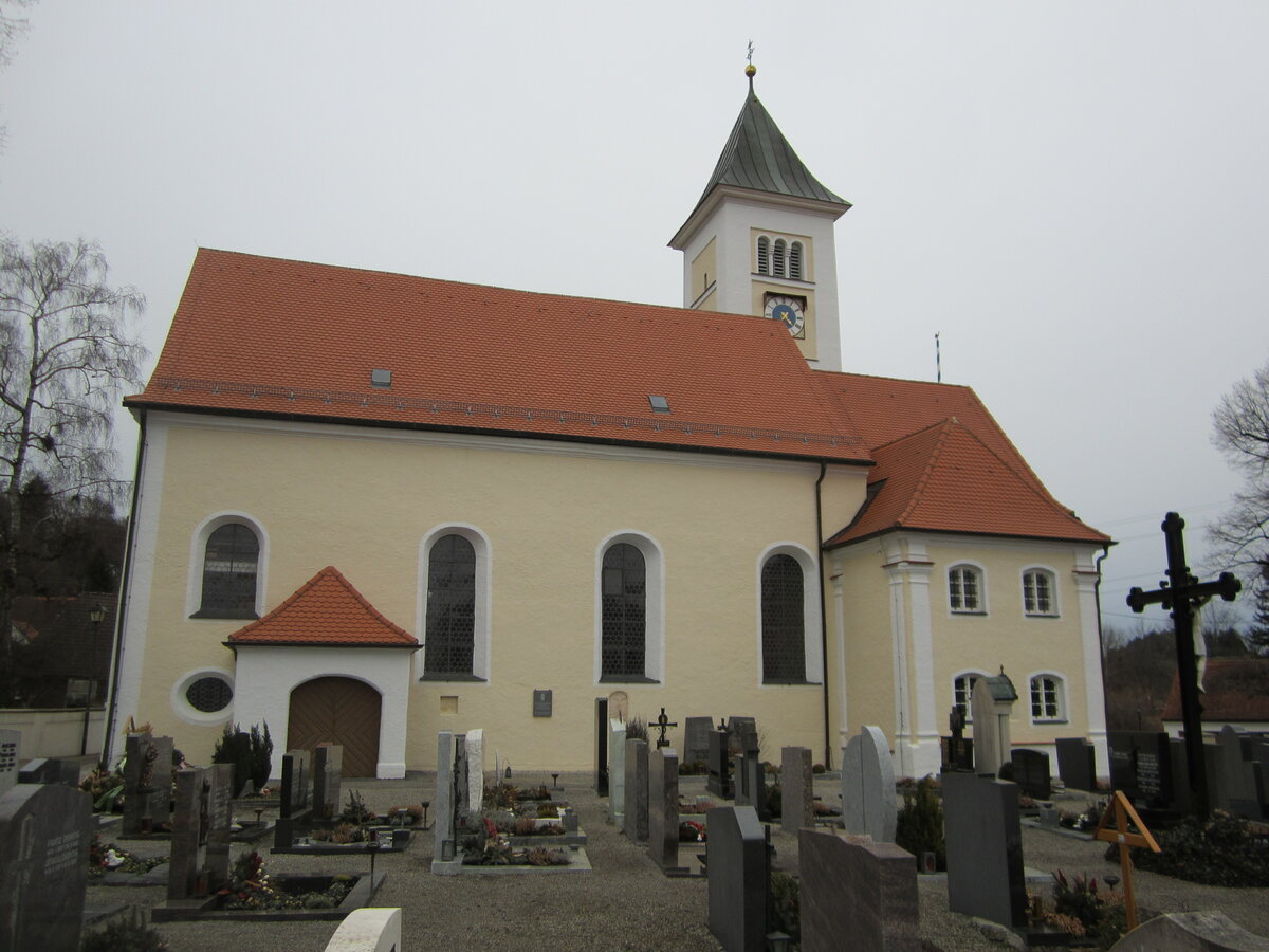 Osterzell, Pfarrkirche St. Stephan und Oswald, Turmunterbau und Langhaus im Kern sptgotisch, erweitert 1686 und 1708 (07.02.2014)