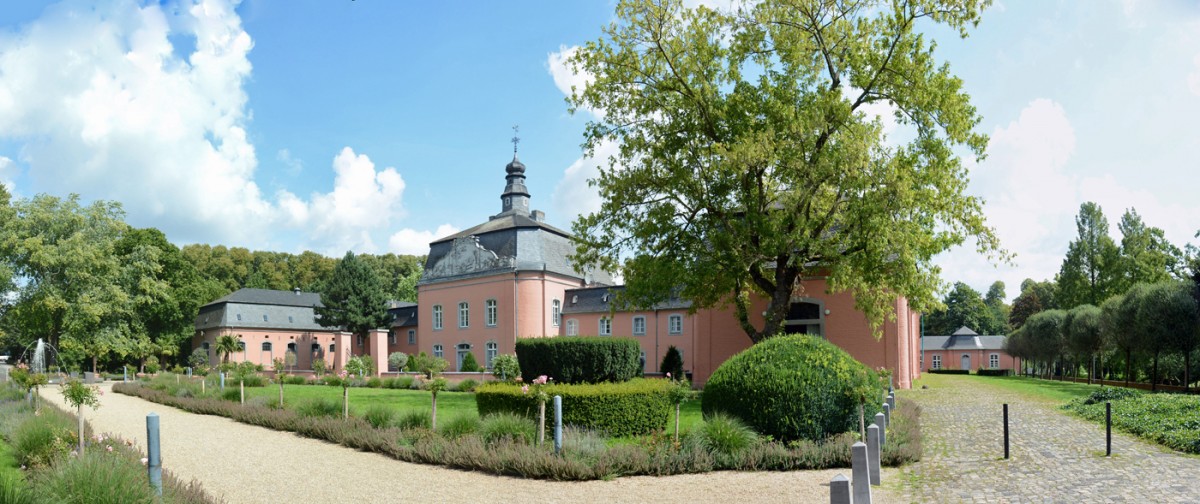 Ostflgel vom Schloss Wickrath, Sitz des  Rheinischer Pferdestammbaum , Pano-Aufnahme 21.08.2014