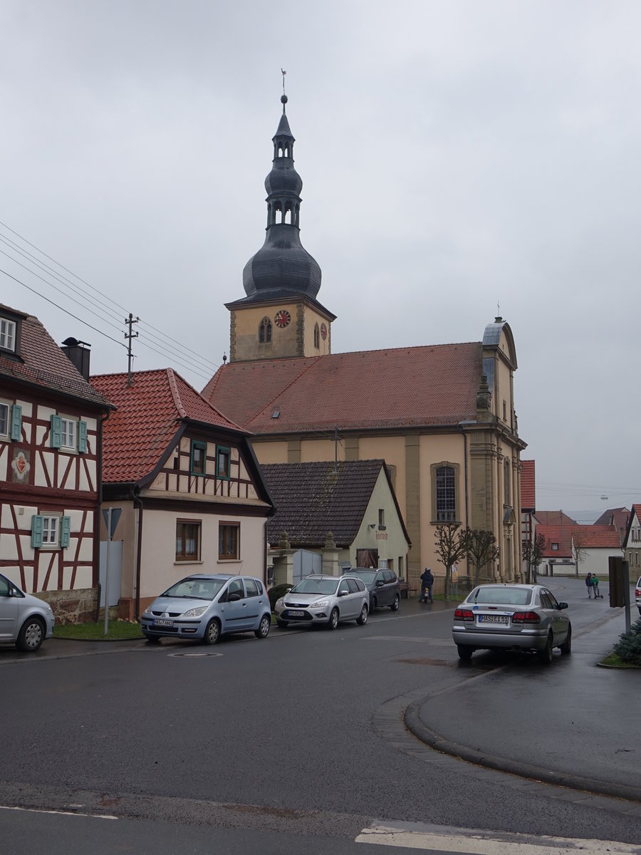 Ostheim, St. Nikolaus Kirche in der Marktstrae, Saalbau mit Volutengiebel, eingezogenem Chor und Flankenturm mit Zwiebelhaube und Laterne, Turm erbaut von 1678 bis 1679, Langhaus und Chor erbaut von 1725 bis 1726 (25.03.2016)