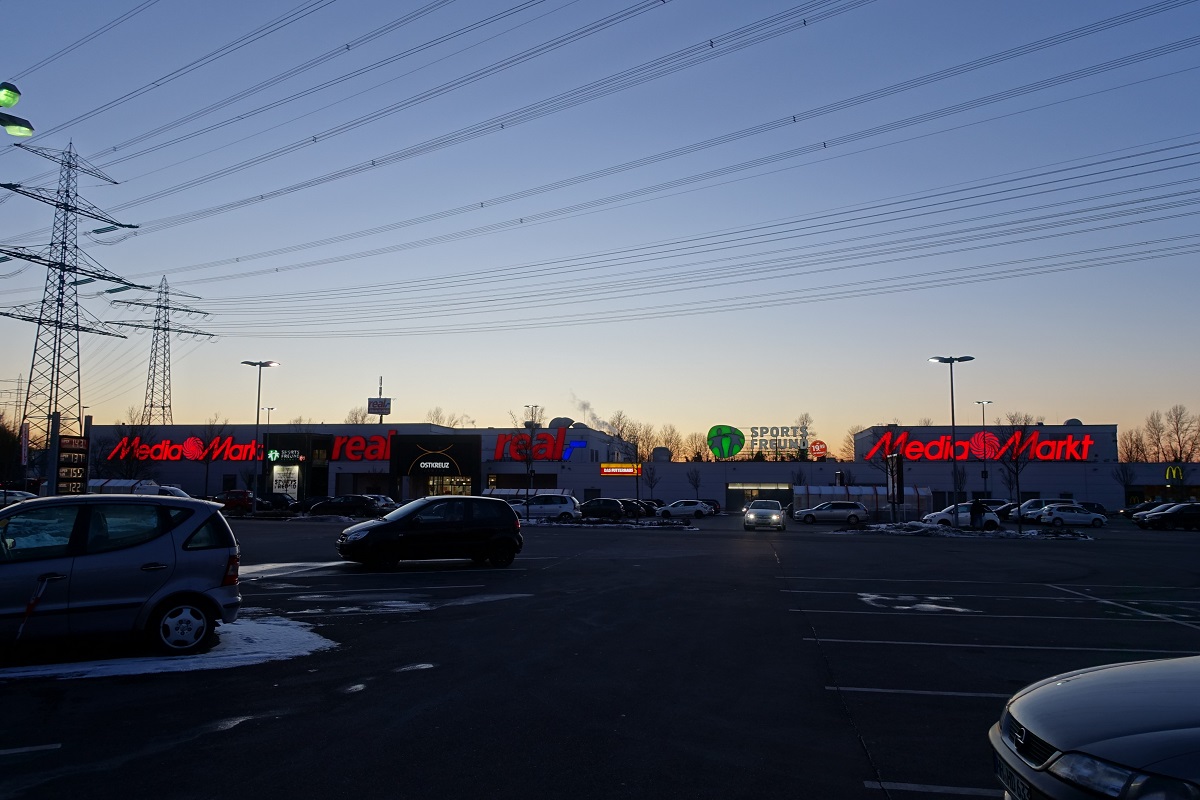 Oststeinbek am 12.2.2021: Einkaufszentrum „Ostkreuz“ im Abendlicht /