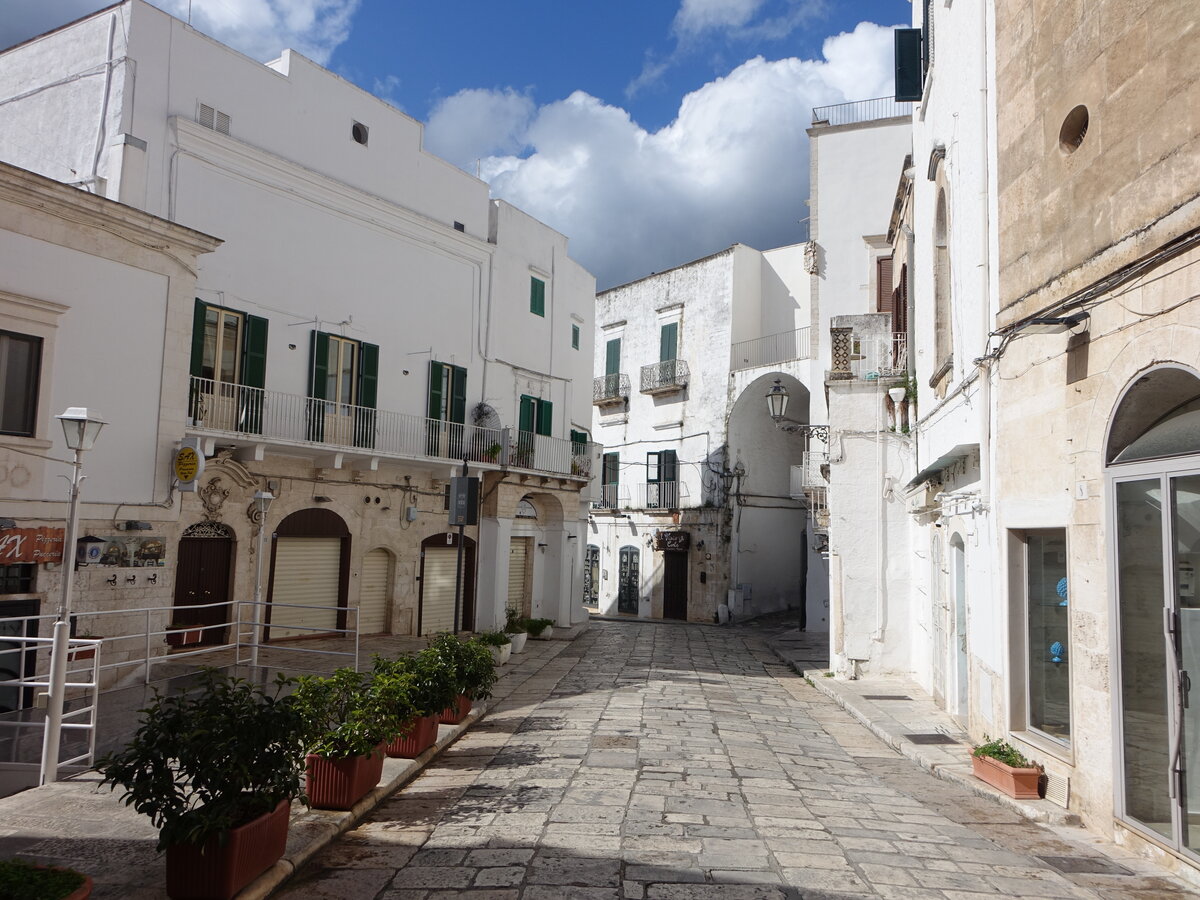 Ostuni, Huser in der Via Cattedrale (04.03.2023)