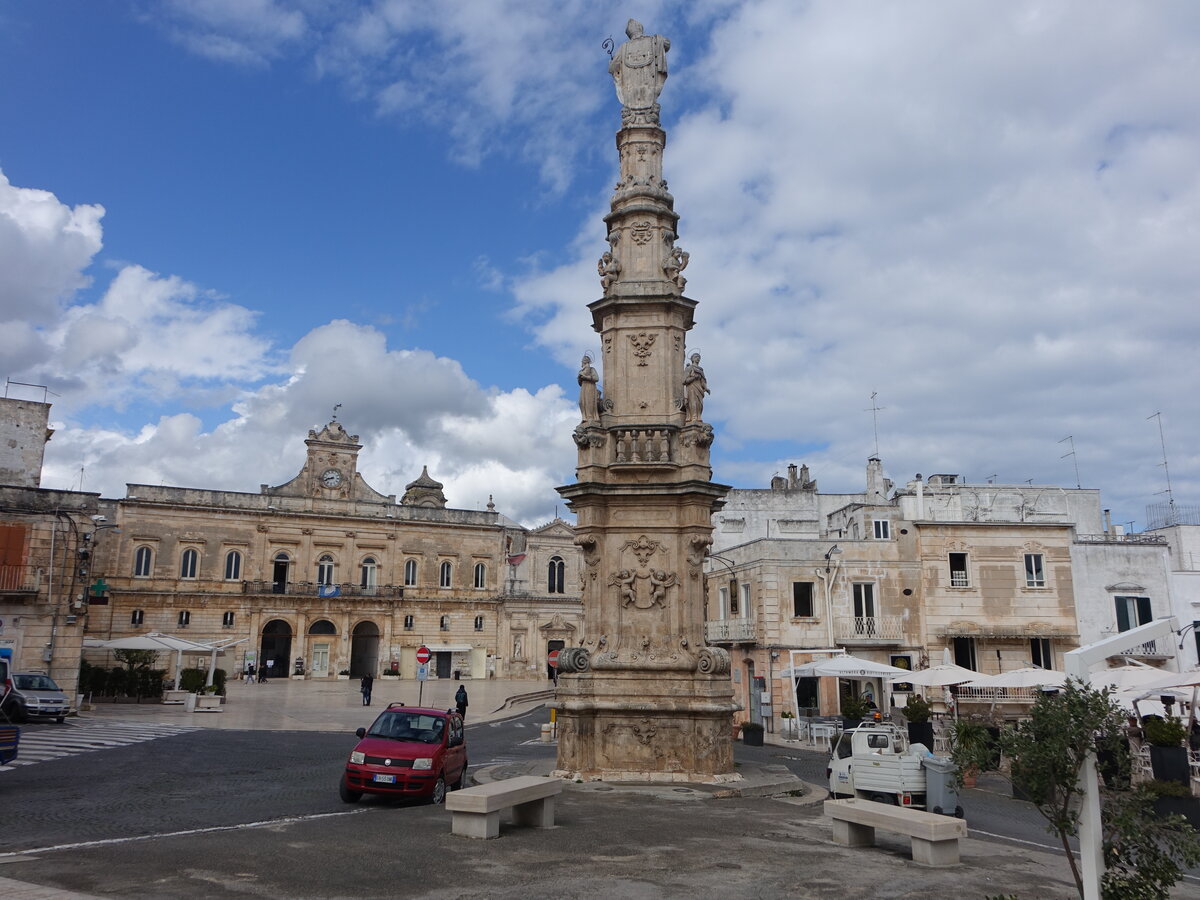 Ostuni, Statue des St. Oronzo an der Piazza della Liberta (04.03.2023)
