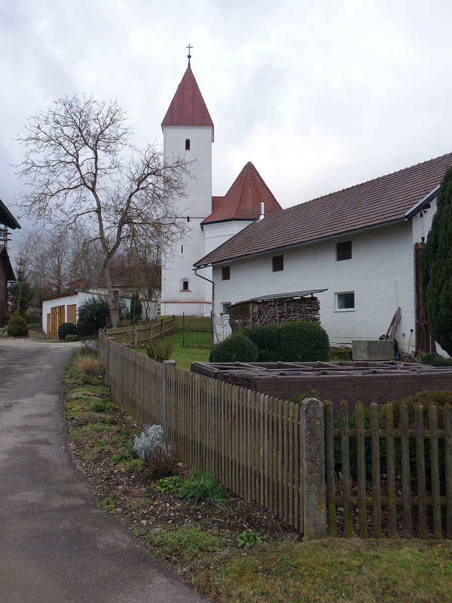 Ottending, Pfarrkirche St. Wolfgang, Saalbau mit Eingangsvorhalle und Sdturm mit Pyramidendach im Chorwinkel, im Kern 2. Hlfte 13. Jahrhundert (26.12.2016)
