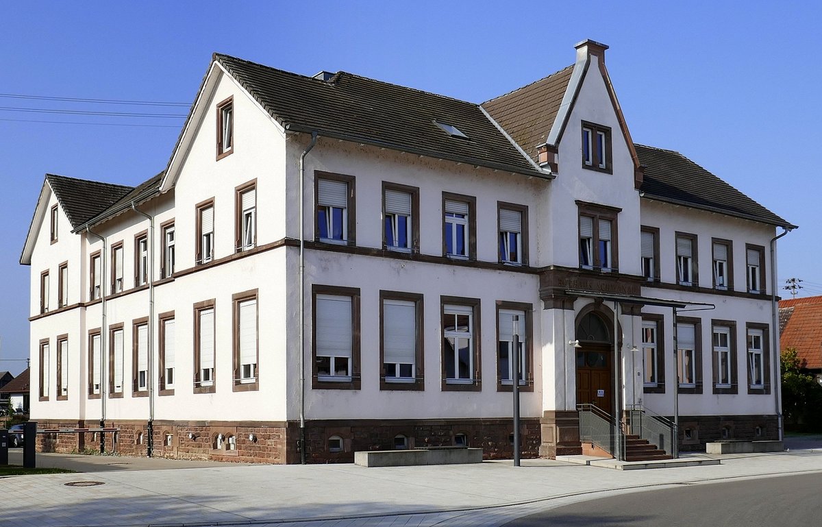Ottenheim, das Rathaus des ca. 2800 Einwohner zählenden Ortes der Gemeinde Schwanau in der Ortenau, als Schulhaus erbaut 1892, Umbau zum Rathaus 1998, Sept.2020