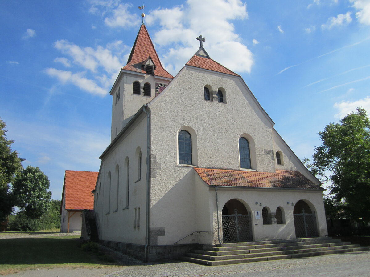 Ottenhofen, evangelische St. Gumbertus und Urban Kirche, eingeschossiges Langhaus mit Satteldach und Rundbogenfenstern, erbaut 1910 (19.06.2014)