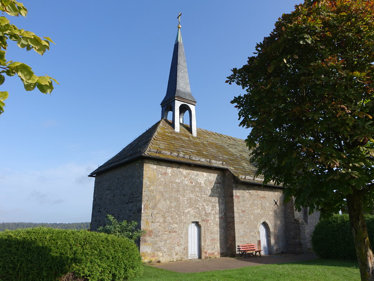 Ottenstein, Hattenser Kapelle, erbaut aus Bruchsteinen im Stil der spten Romanik im 13. Jahrhundert (30.09.2023)