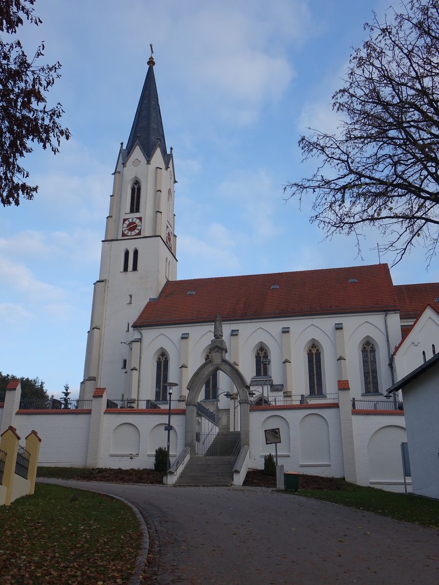 Ottering, neugotische Pfarrkirche St. Johannes der Tufer, erbaut von 1862 bis 1863, Turmunterbau noch sptgotisch (13.11.2016)