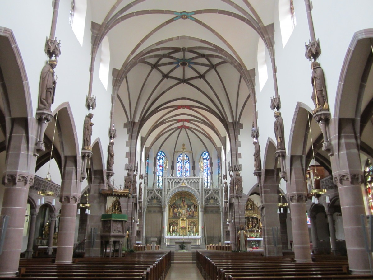 Ottersweier, Mittelschiff und Altre der neugotischen St. Johannes Kirche (01.09.2014)
