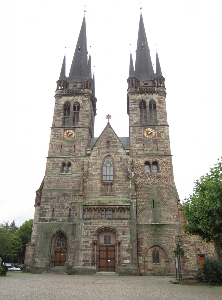 Ottersweier, neugotische St. Johannes Kirche, erbaut von 1906 bis 1909, sptgotischer Chor von 1517 wurde zur heutigen Eingangshalle (01.09.2014)