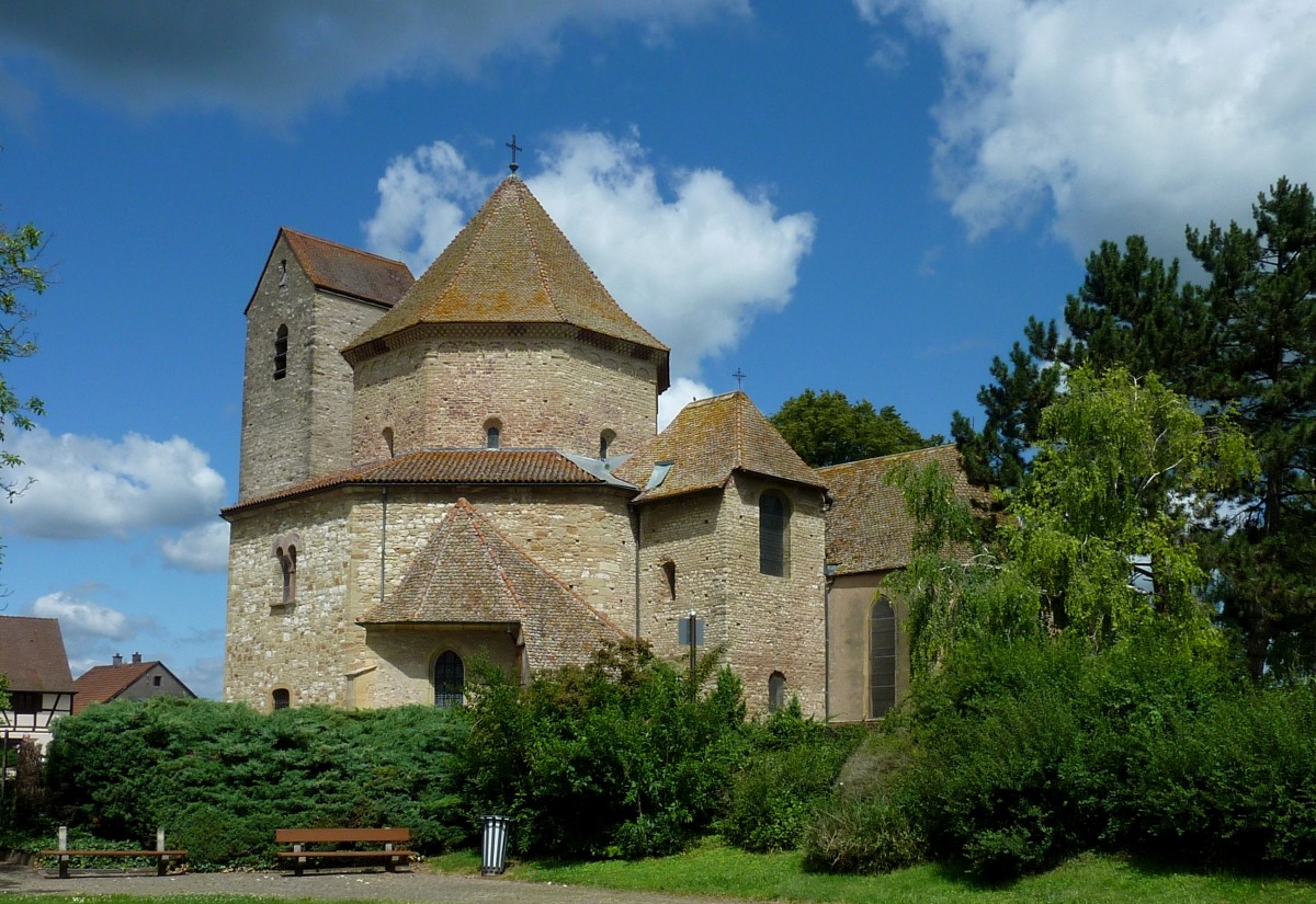 Ottmarsheim, Ansicht der Abteikirche von Sd-Ost, mit dem achteckigen Mittelbau, Juni 2012