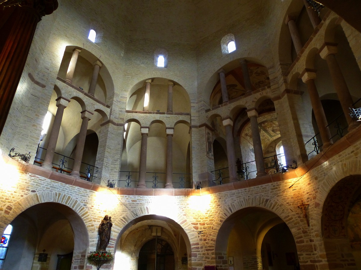 Ottmarsheim, Blick in den achteckigen Innenraum der Abteikirche, eine Nachbildung des Oktogons der Pfalzgrafenkapelle des Aachener Domes, Dez.2015