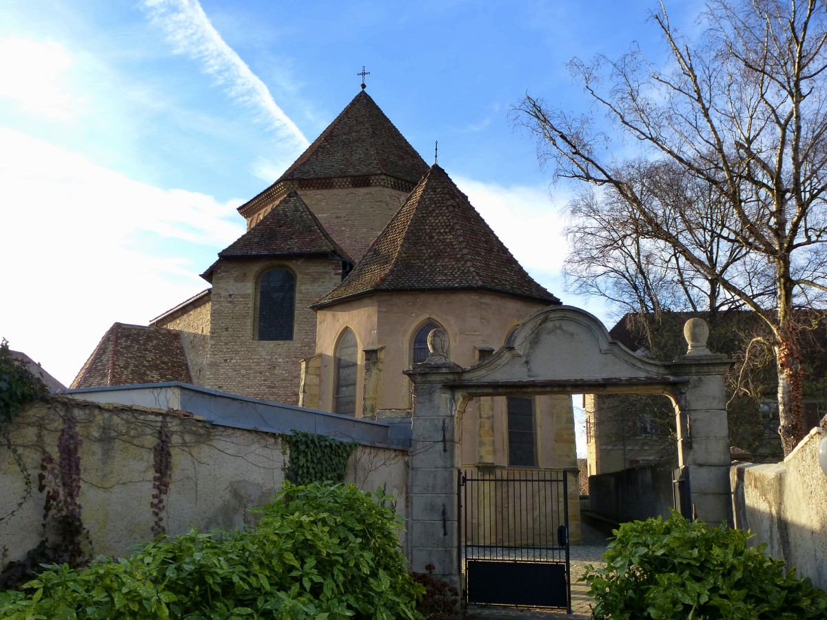 Ottmarsheim, Blick ber die Klosterpforte auf die Ostseite der Abteikirche, Dez.2015