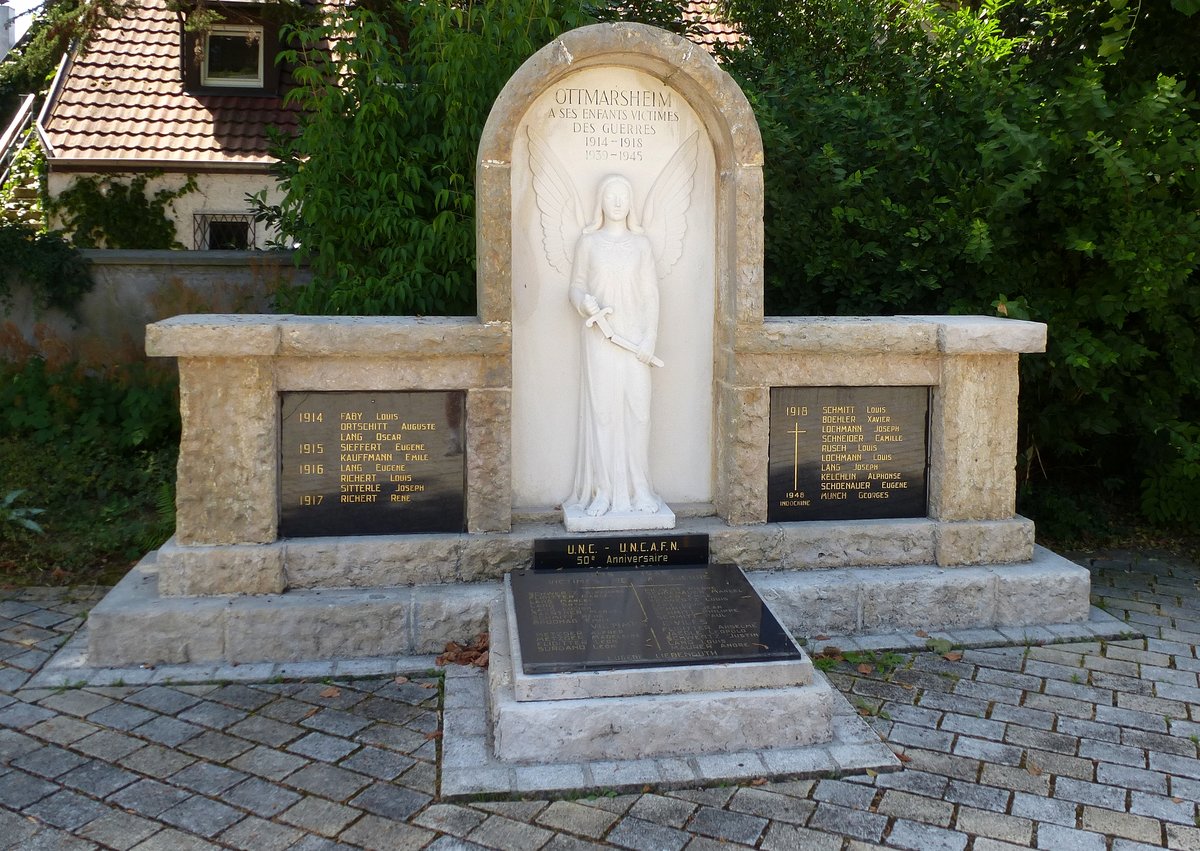 Ottmarsheim, das Denkmal fr die Gefallenen der beiden Weltkriege, Juli 2017