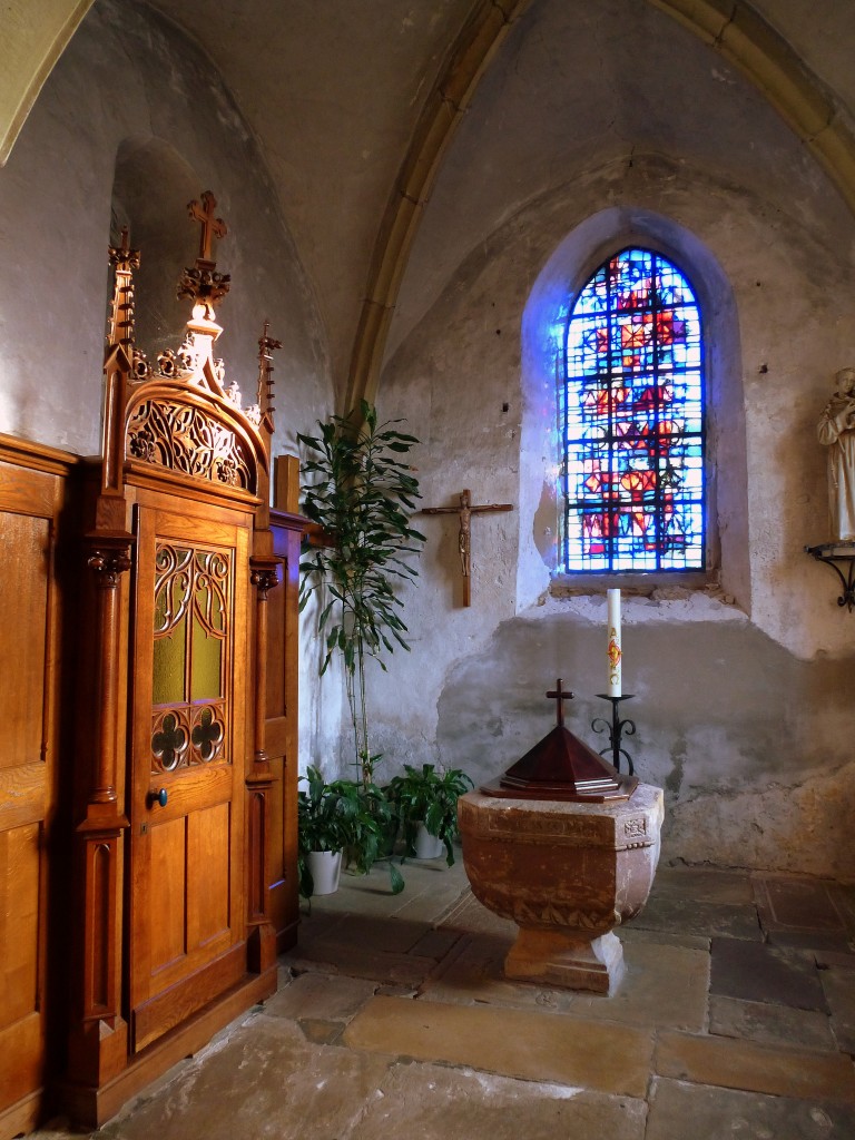 Ottmarsheim, Taufstein und Beichtstuhl in der Abteikirche, Dez.2015