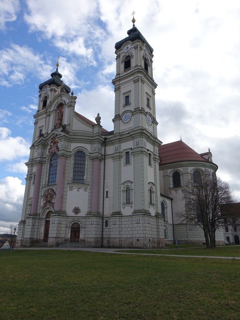 Ottobeuren, Klosterkirche St. Alexander und St. Theodor, erbaut von 1748 bis 1766 durch Johann Michael Fischer, Innenausstattung von Johann Michael Feuchtmayer, Trme von 1760 (26.01.2016)