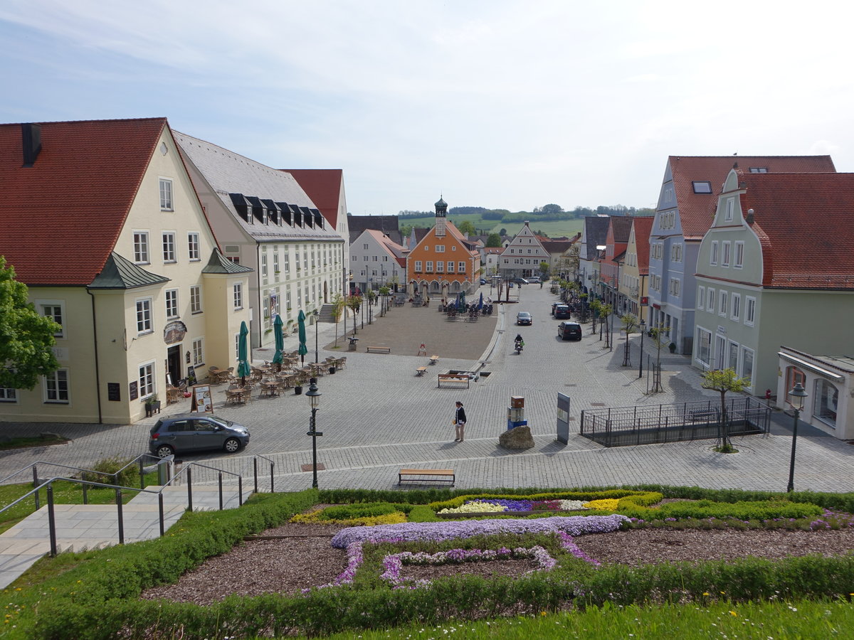 Ottobeuren, Marktplatz mit ehemaliger Pfarrkirche St. Peter und Rathaus (18.05.2019)
