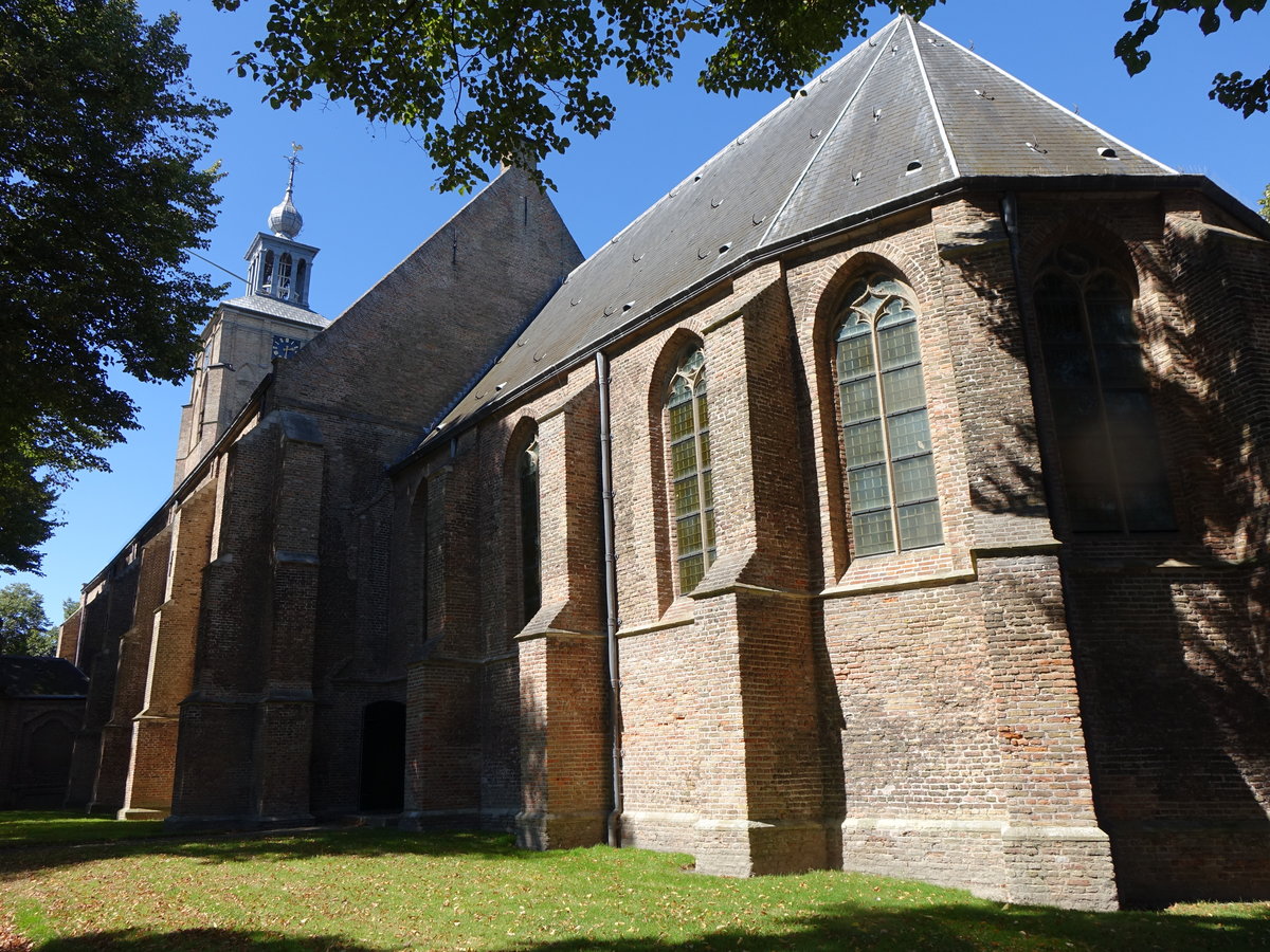 Oude Tonge, Ref. Kirche, chor und Sakristei von 1499, Langschiff unt Turmm 16. Jahrhundert (24.08.2016)