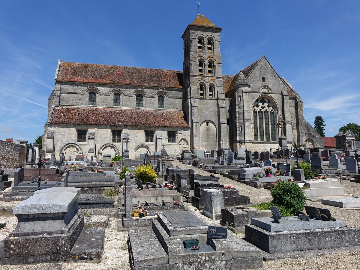 Oulchy-le-Chateau, Romanische Notre Dame Kirche, erbaut im 11. Jahrhundert (09.07.2016)