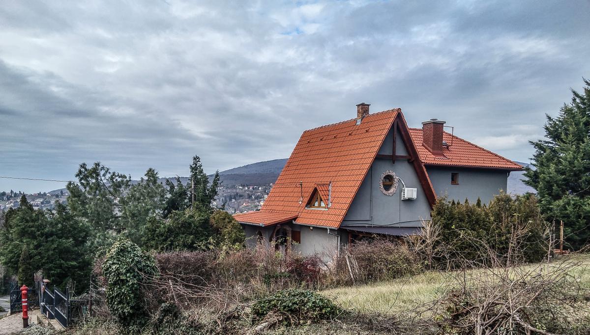 Pcs - Dontus, ein ziemlich typisches Einfamilienhaus in dieser Umgebung. Foto: Januar, 2020.