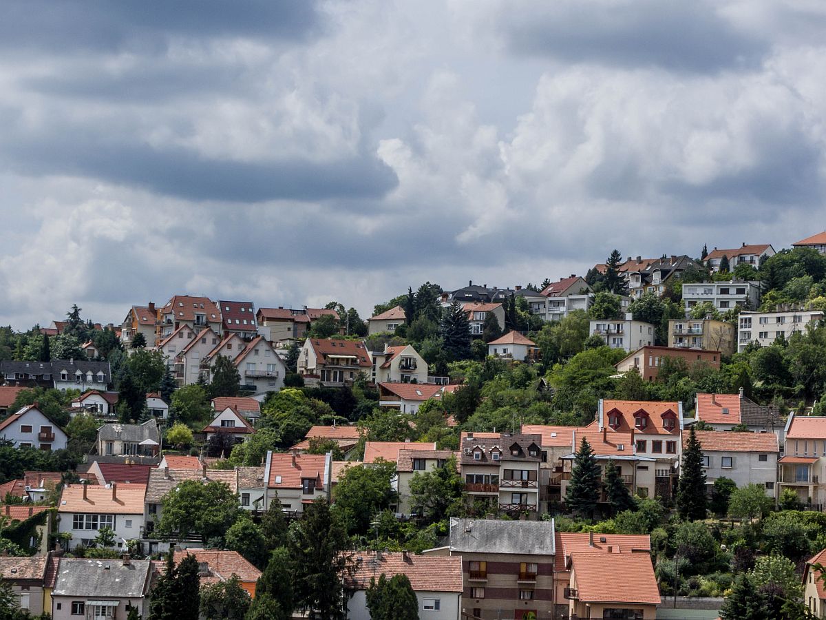 Pcs, Wohngebiet an der Seite des Mecsek Berges. Foto: Mai 2016.