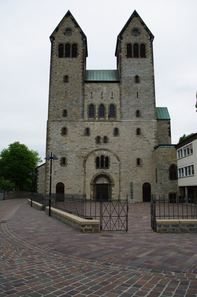 Paderborn, Abdinghofklosterkirche St. Peter und Paul, erbaut von 1021 bis 1031 durch Bischof Meinwerk, Wiederaufbau von 1868 bis 1871 durch Max Pommer (10.05.2010)
