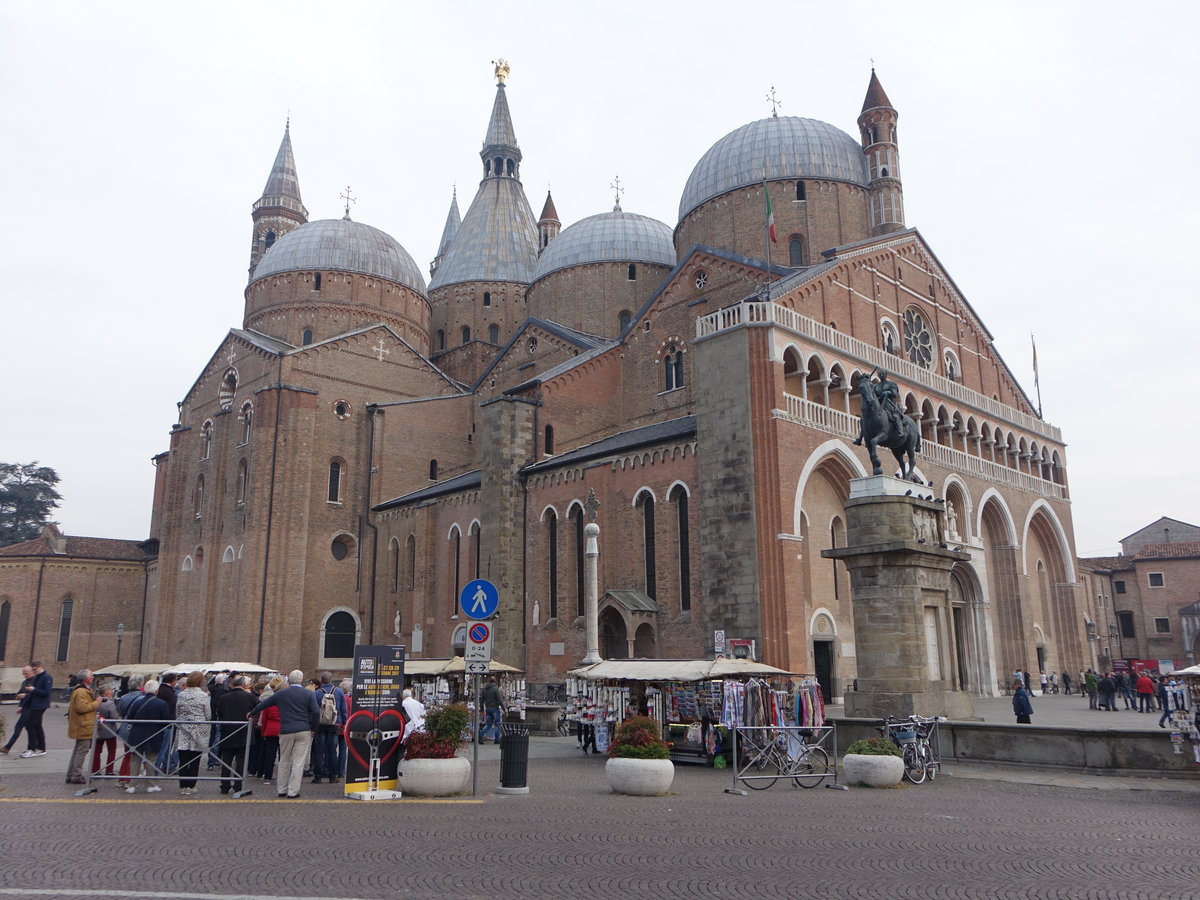 Padova/Padua, Basilika San Antonio, erbaut von 1232 bis 1307 als Grabkirche des Hl. Antonius von Padua, dreischiffiges Langhaus mit breitem Querschiff, Fassade im lombardischen Stil (28.10.2017)