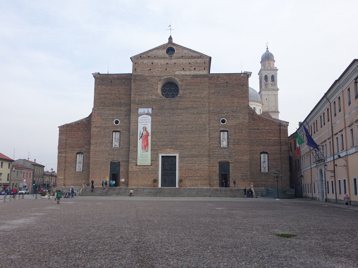 Padova/Padua, San Giustina Kirche am Prato della Valle, erbaut ab 1521, grte Renaissancekirche in Venetien, dreischiffiges Langhaus mit drei Kuppeln (28.10.2017)