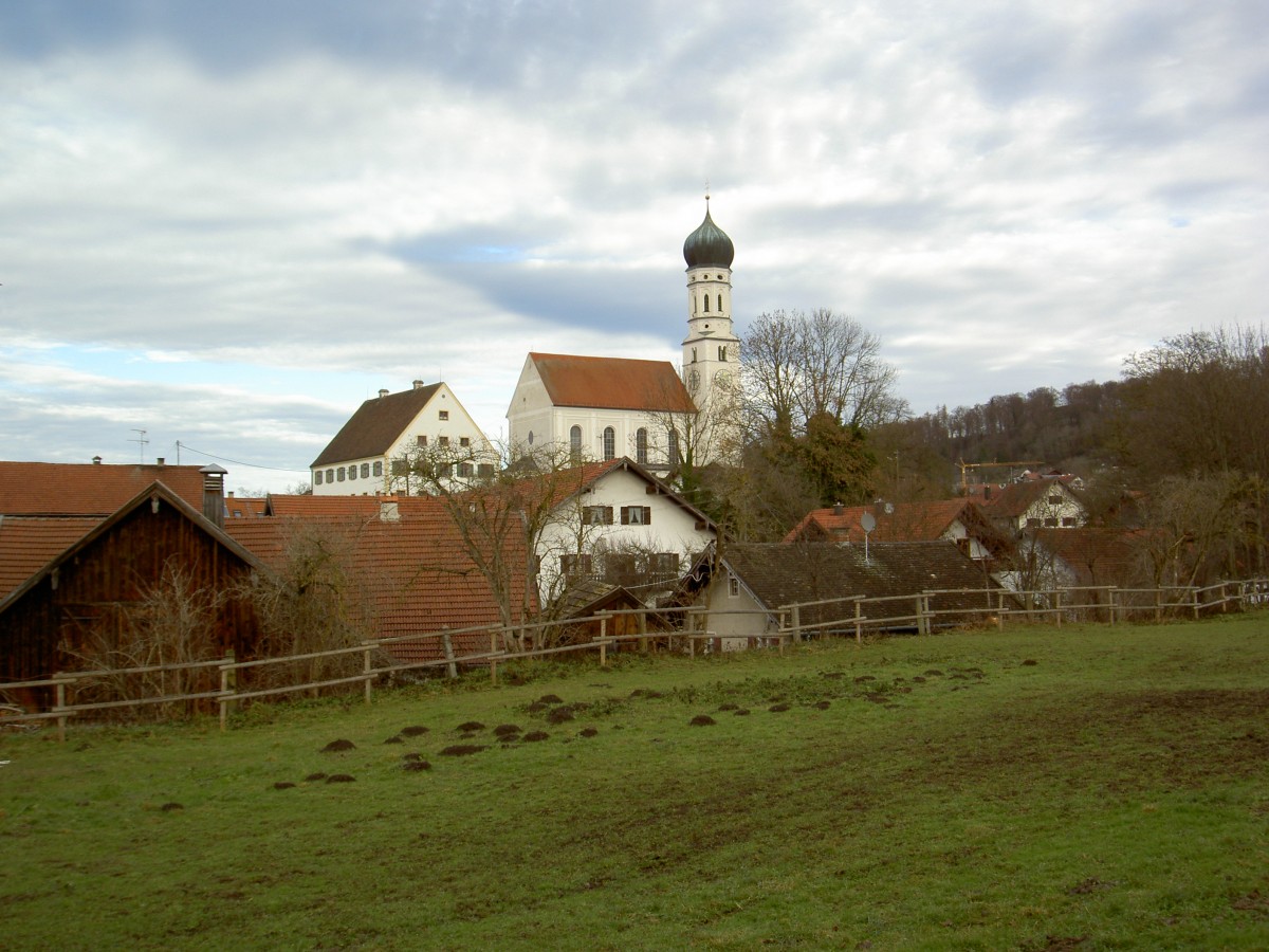 Phl, barocke St. Laurentius Kirche und Pfarrhaus, erbaut im 15. Jahrhundert, Turmobergeschoss mit Zwiebelhaube von 1613, Lanhausneubau von Joseph Schmuzer 1723, 
Gruftkapelle von 1765 (15.12.2013)