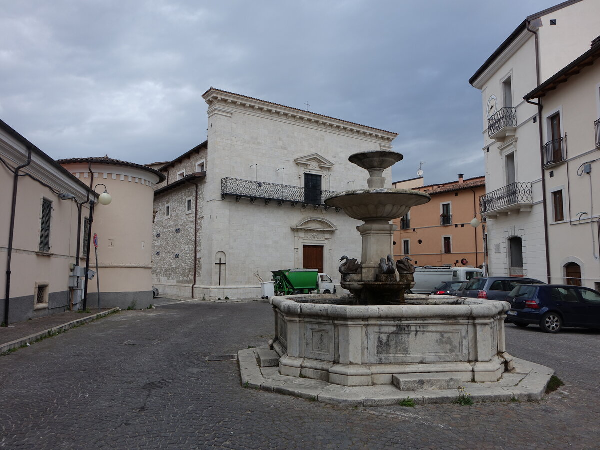 Paganica, Brunnen und Pfarrkirche St. Maria Assunta (26.05.2022)